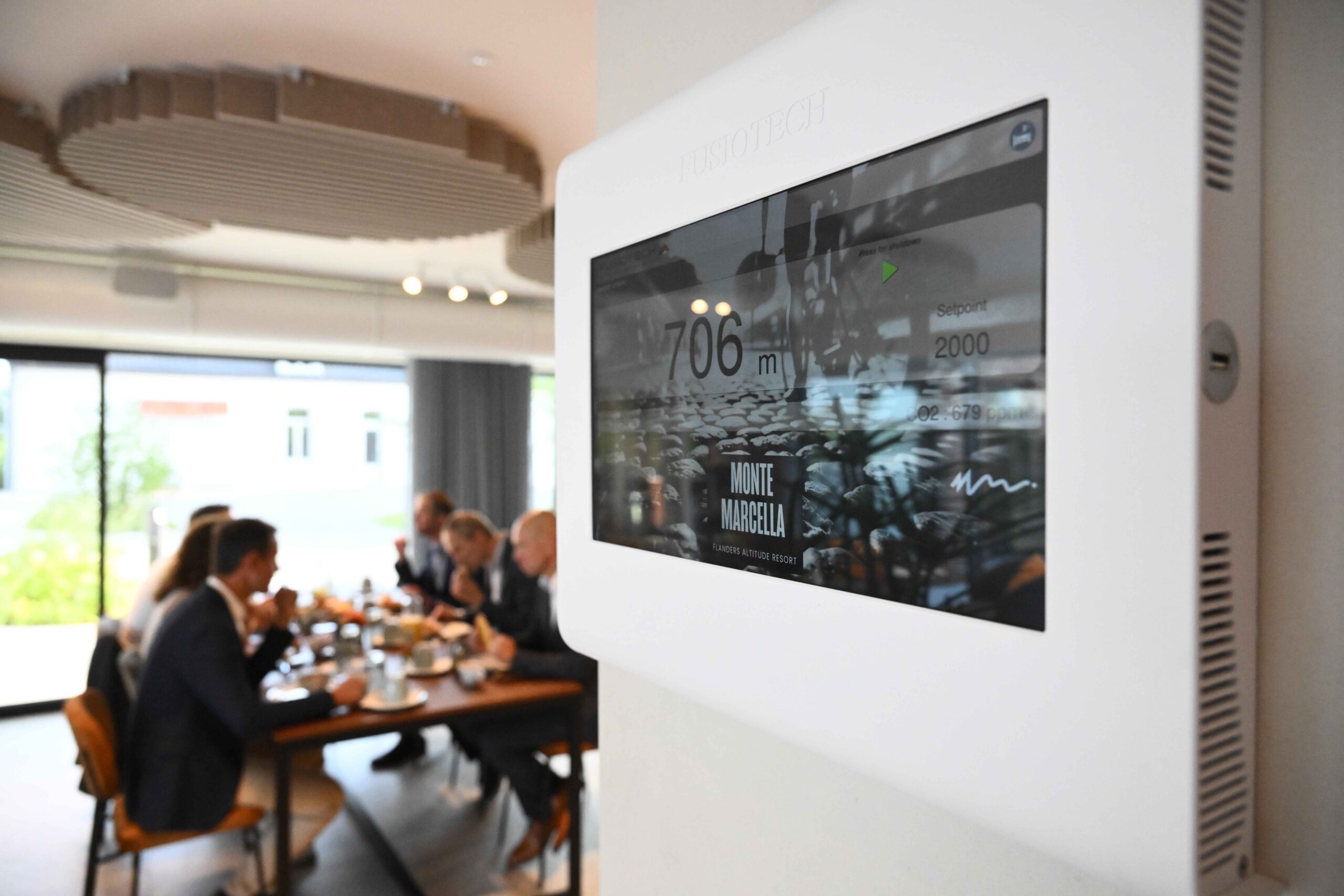Meet or dine as if you were at 706 m altitude